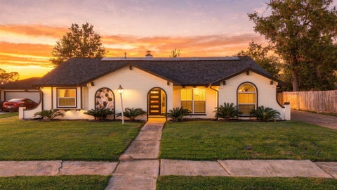 Photo of 326 Kingscourt Drive, Houston, TX 77015 (MLS # 55235151)
