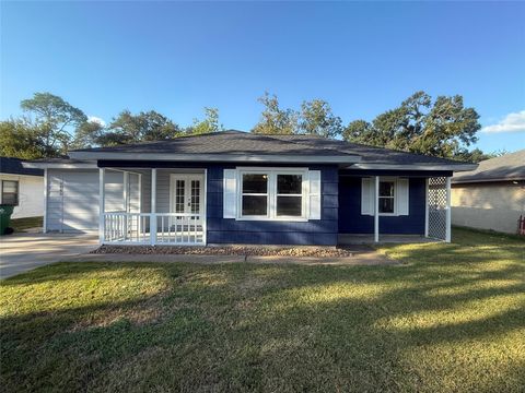 Photo of 1001 Wimberly Street, Angleton, TX 77515 (MLS # 54347338)