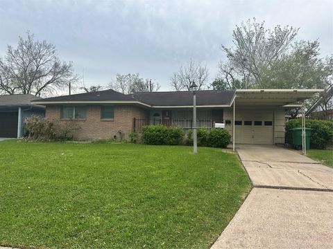 Photo of 6841 Concho Street, Houston, TX 77074 (MLS # 35157038)