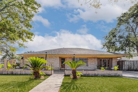 Photo of 101 Live Oak Street, Baytown, TX 77520 (MLS # 86959653)
