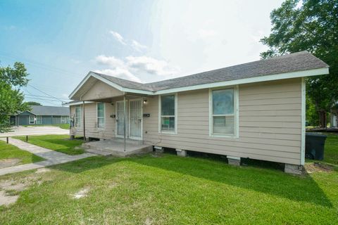 Photo of 6014 Collingsworth Street, Houston, TX 77026 (MLS # 95222140)