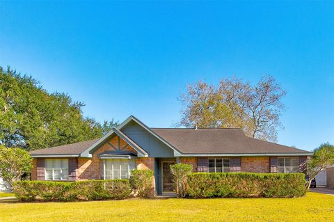 Photo of 361 Dawn Hill Drive, Friendswood, TX 77546 (MLS # 92383225)