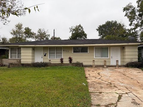 Photo of 6122 Glenhurst Drive, Houston, TX 77033 (MLS # 8639774)