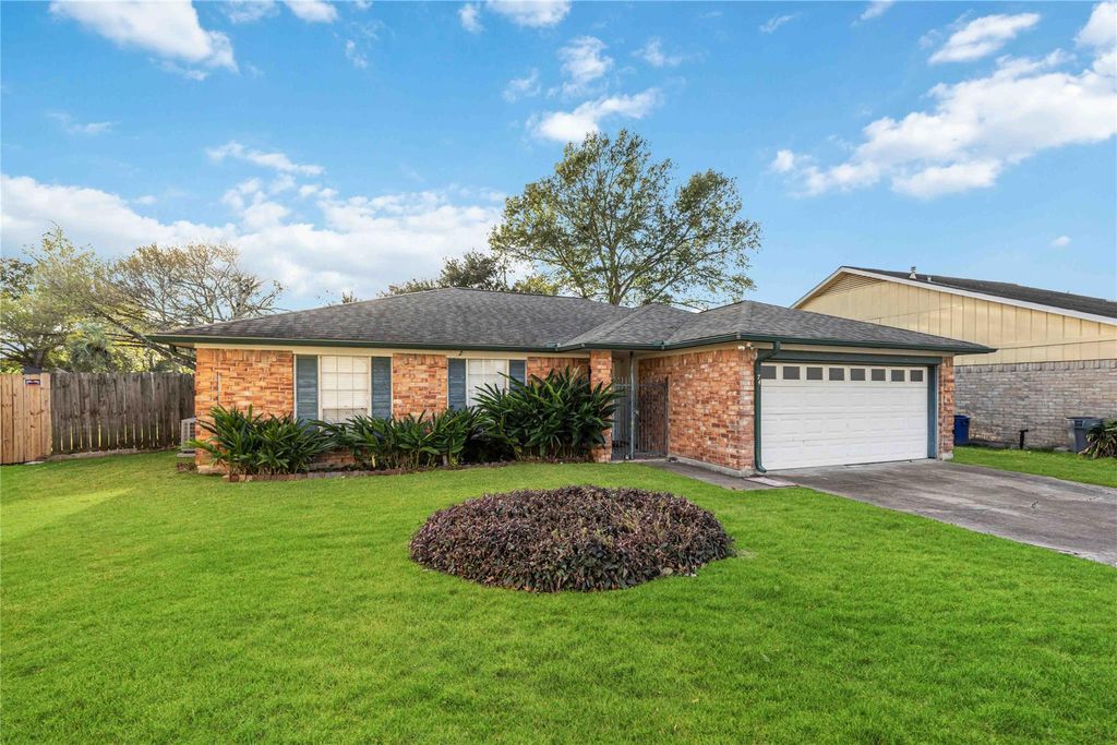 Photo of 7406 Sierra Grande Court, Houston, TX 77083 (MLS # 34022990)