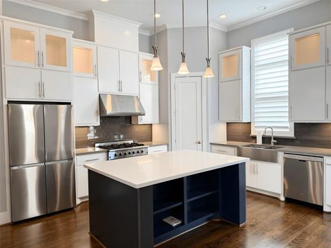 Photo of 2115 Detering Street, Houston, TX 77007 (MLS # 71037436)