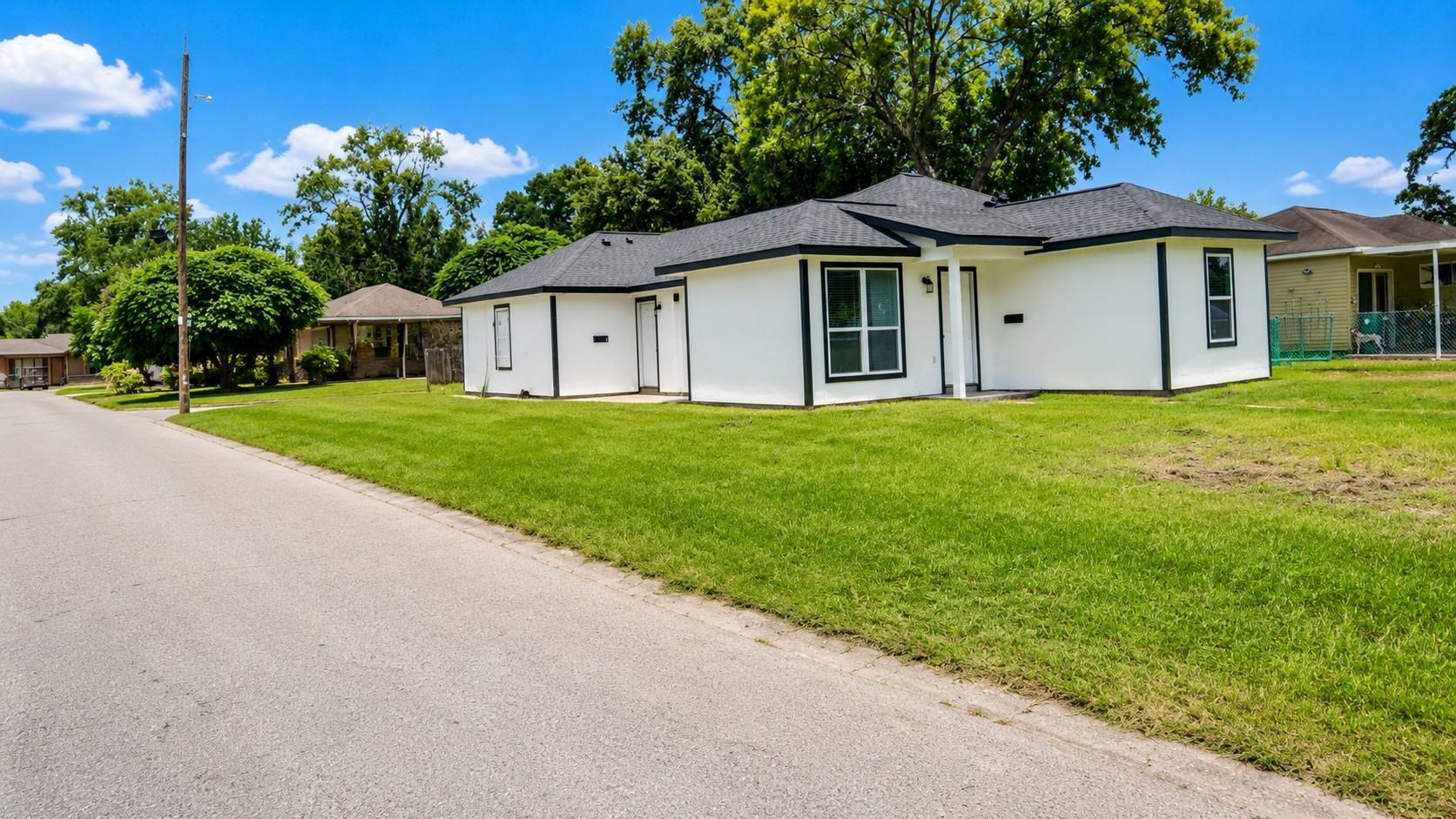 1206 Pinewood Lane