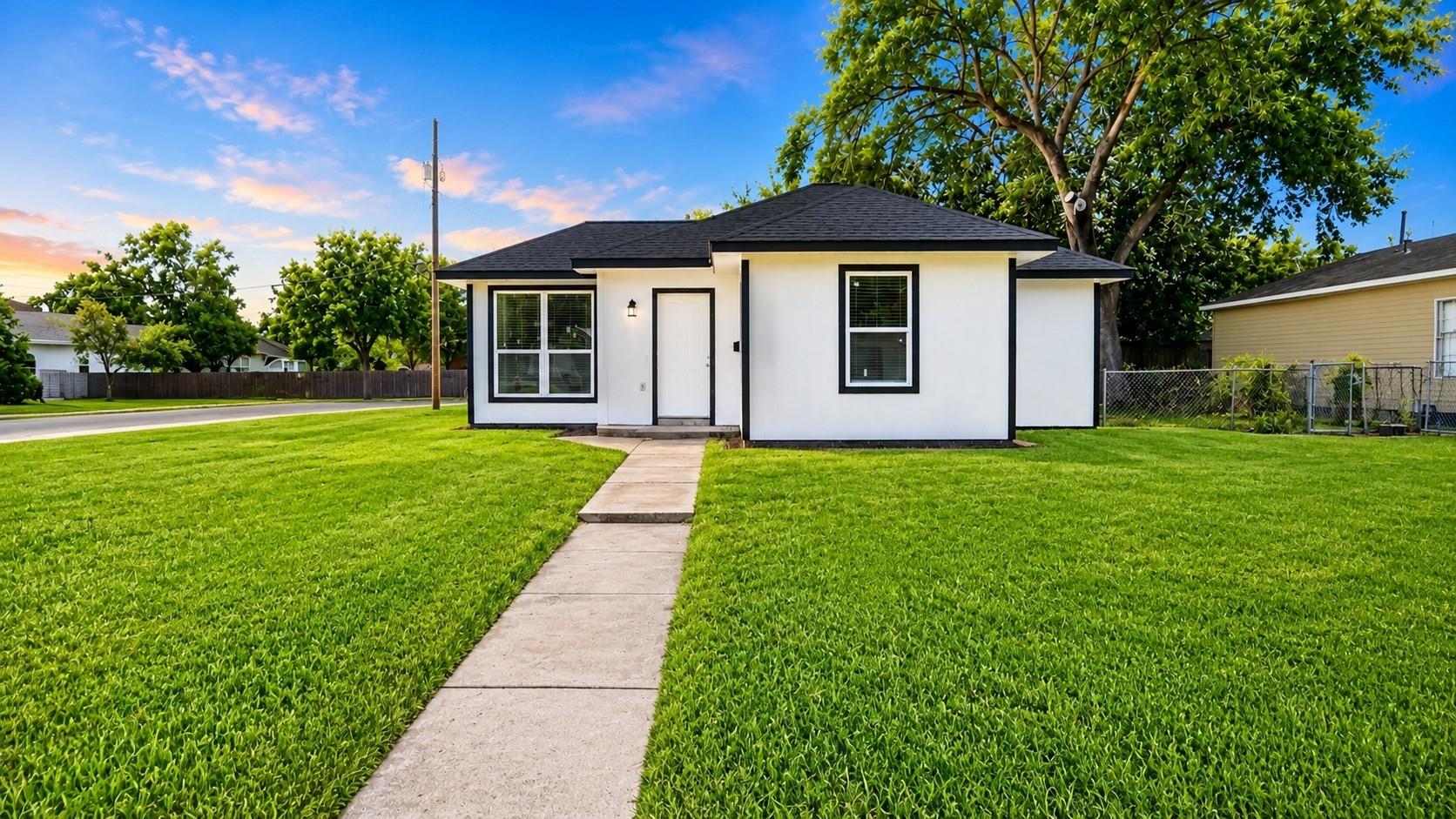 1206 Pinewood Lane