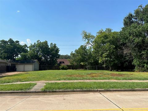 Vacant Land For Sale - 611 Lakeview Drive<br/> Sugar Land, TX 77498