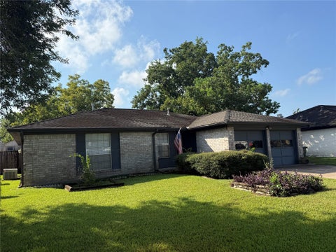 Photo of 13715 Brightfield Drive, Sugar Land, TX 77498 (MLS # 20396787)