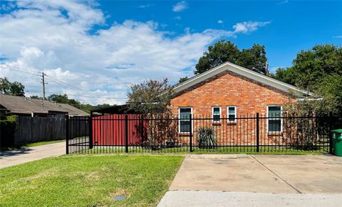 Photo of 5830 Clarewood Drive, Houston, TX 77081 (MLS # 7432611)