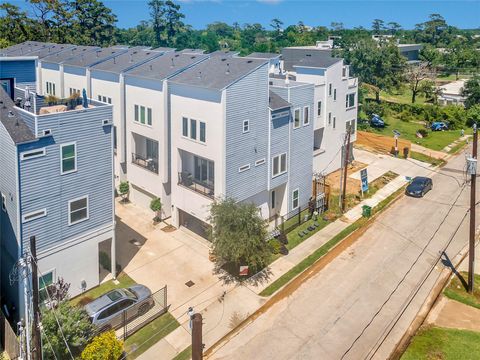 Homes For Sale - 808 Fisher St #A<br/> Houston, TX 77018