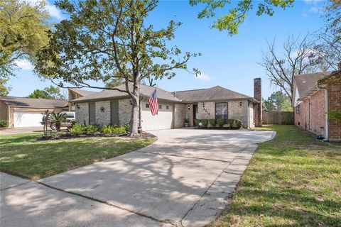 Photo of 6215 Greenway Forest Lane, Houston, TX 77088 (MLS # 34389481)