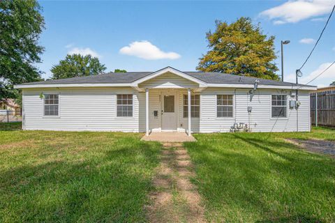 Photo of 803 Hays Street, Cleveland, TX 77327 (MLS # 79488699)