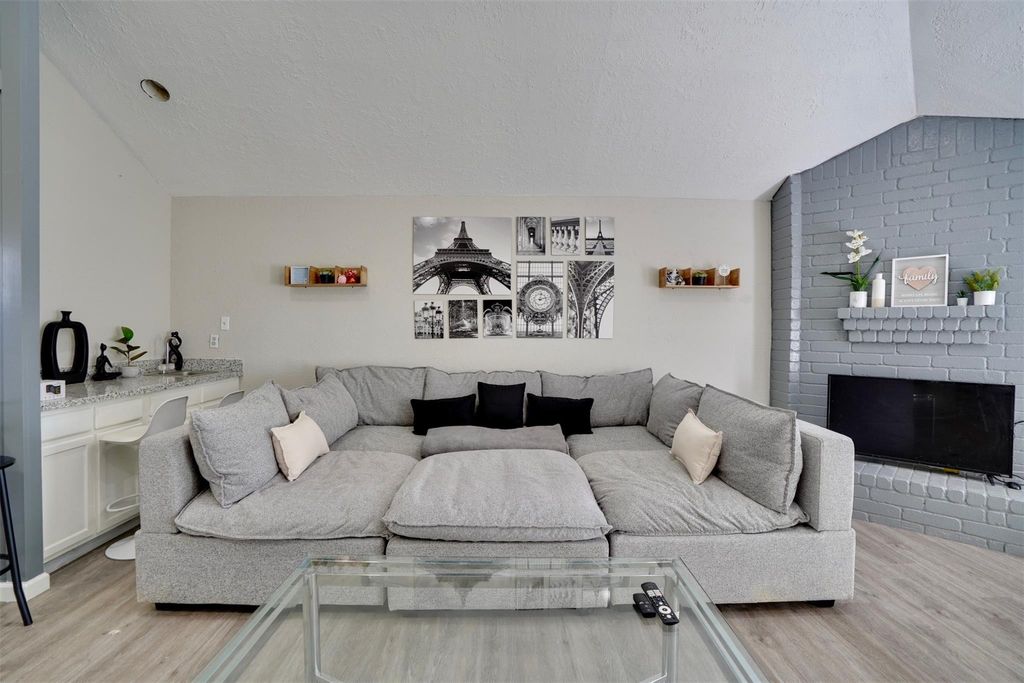 Photo of 4010 Oak Terrace Court, Houston, TX 77082 (MLS # 33198113)