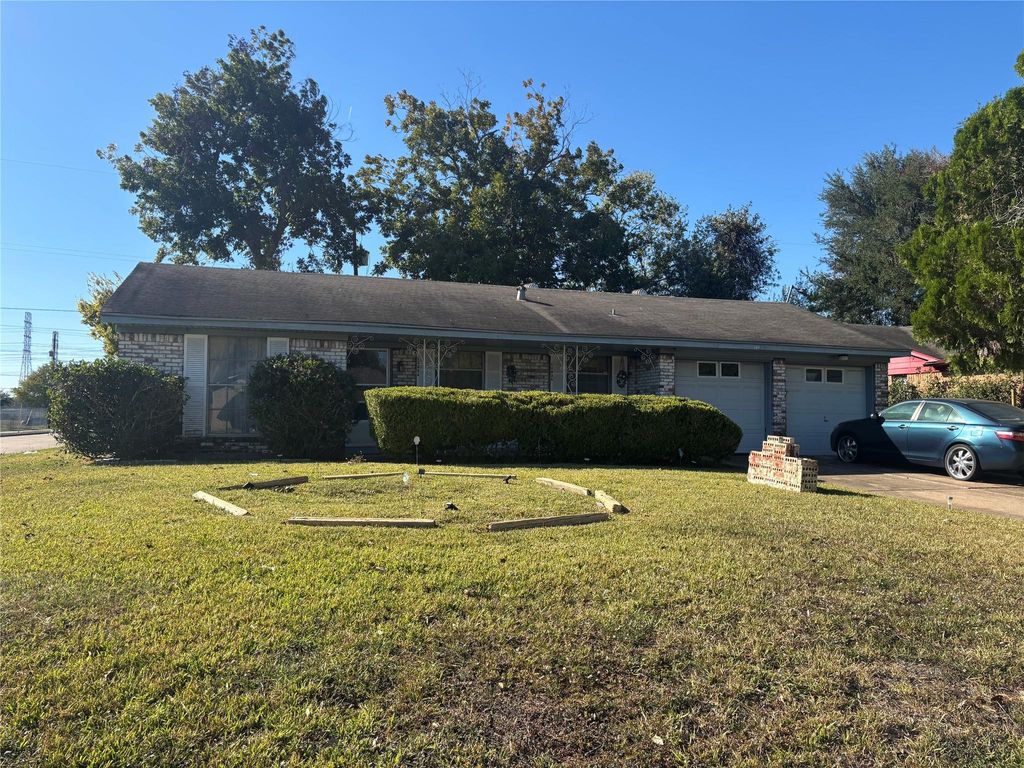 Photo of 13026 Glenwyck Street, Houston, TX 77045 (MLS # 67690951)