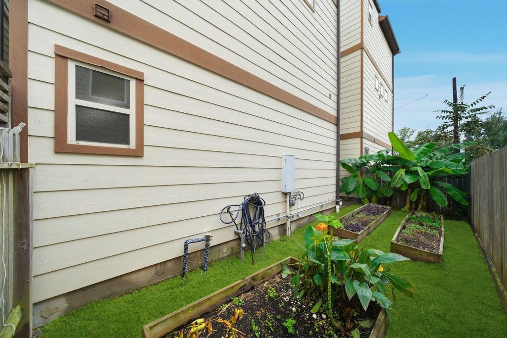 Photo of 6107 Stillman Street, Houston, TX 77007 (MLS # 85661470)