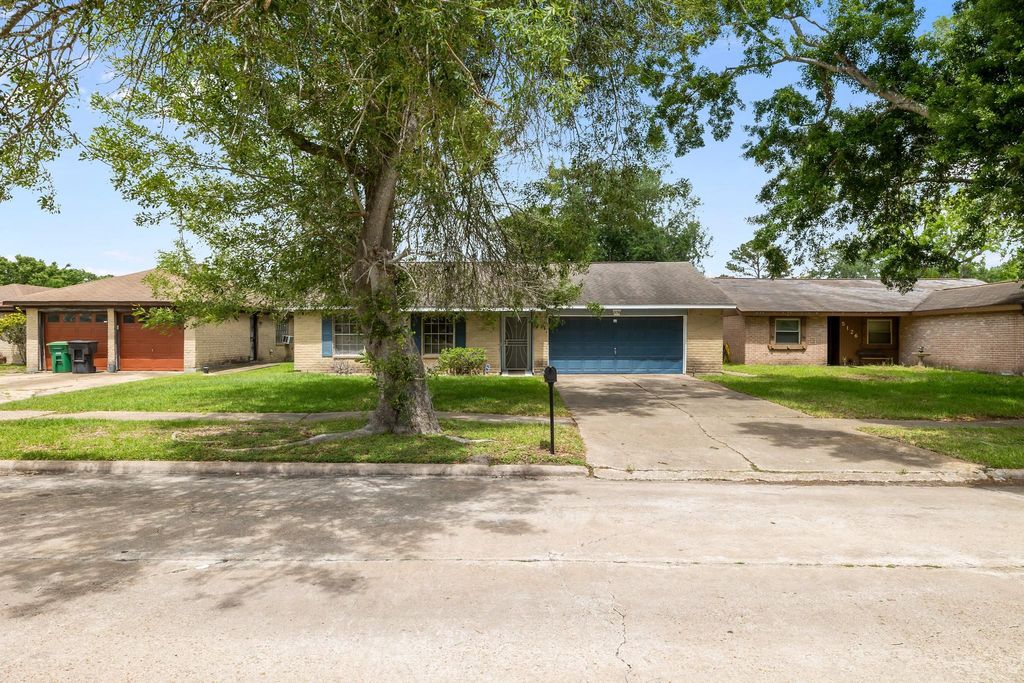 Photo of 5130 Court Road, Houston, TX 77053 (MLS # 42817587)