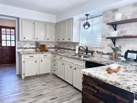 Photo of 205 Montclaire Drive, West Columbia, TX 77486 (MLS # 5087286)