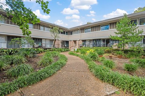 Photo of 642 S Ripple Creek Drive #642, Houston, TX 77057 (MLS # 96371184)