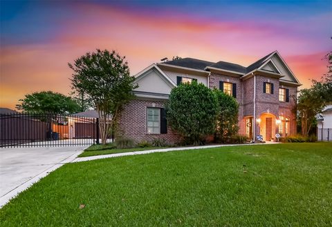 Photo of 738 E Creekside Drive, Houston, TX 77024 (MLS # 88455043)