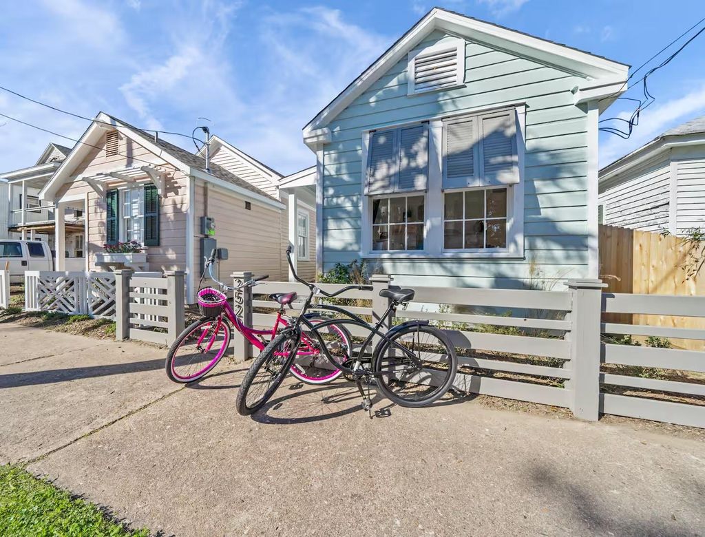 Photo of 2520 Avenue M, Galveston, TX 77550 (MLS # 15839946)