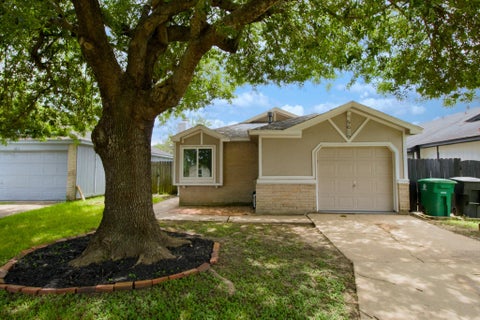 Photo of 5619 Gineridge Drive, Houston, TX 77053 (MLS # 17864618)
