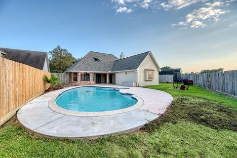 Photo of 16546 Tranquil Drive, Sugar Land, TX 77498 (MLS # 48240421) Photo of 16546 Tranquil Drive, Sugar Land, TX 77498 (MLS # 48240421)