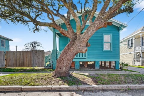 Photo of 2015 28th St, Galveston, TX 77550 (MLS # 51559615)