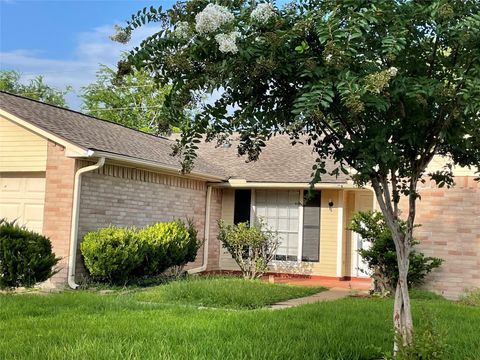 Photo of 1011 E Brompton Drive, Pearland, TX 77584 (MLS # 70334413) Photo of 1011 E Brompton Drive, Pearland, TX 77584 (MLS # 70334413)