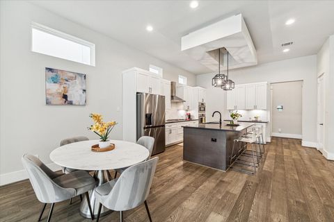 Tiny photo for 620 W 25th Street, Houston, TX 77008 (MLS # 87078948)