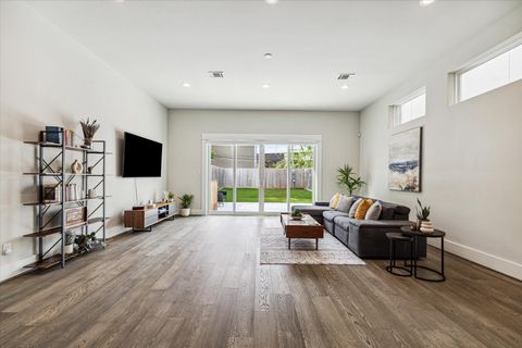 Tiny photo for 620 W 25th Street, Houston, TX 77008 (MLS # 87078948)