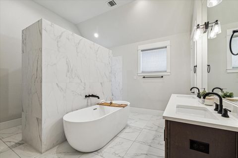 Tiny photo for 620 W 25th Street, Houston, TX 77008 (MLS # 87078948)