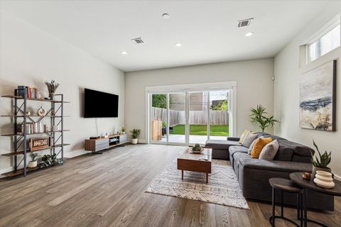 Tiny photo for 620 W 25th Street, Houston, TX 77008 (MLS # 87078948)