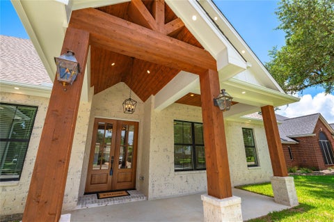 Photo of 2263 Lakewood Drive, West Columbia, TX 77486 (MLS # 20967987)