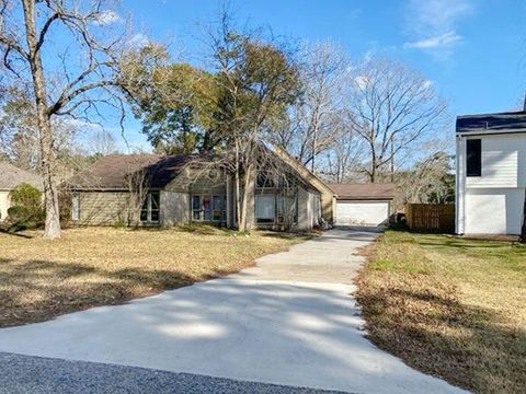 Photo of 1502 Chestnut Ridge Road, Houston, TX 77339 (MLS # 77803720)