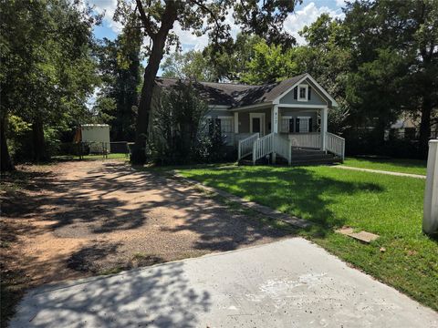 Property photo of 417 W Lewis Street W, Conroe, TX 77301