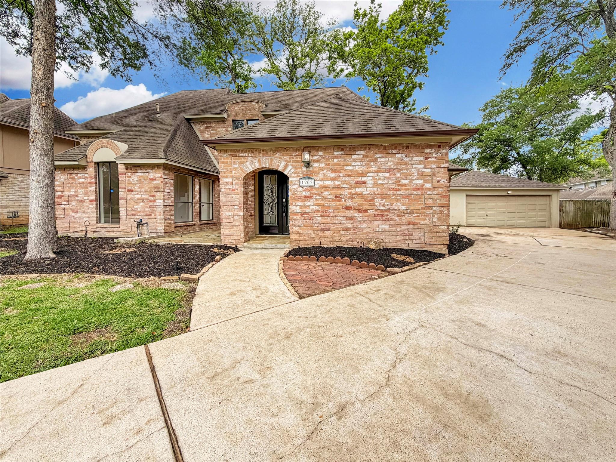 1207 Manor Court