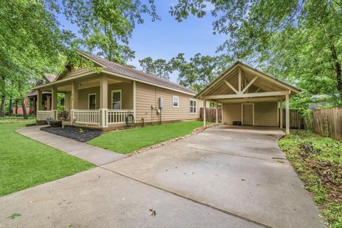 Photo of 418 Commanche Road, Conroe, TX 77316 (MLS # 75158432)