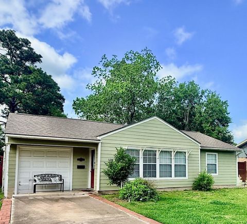Photo of 1017 E Miller Street, Angleton, TX 77515 (MLS # 68344601)