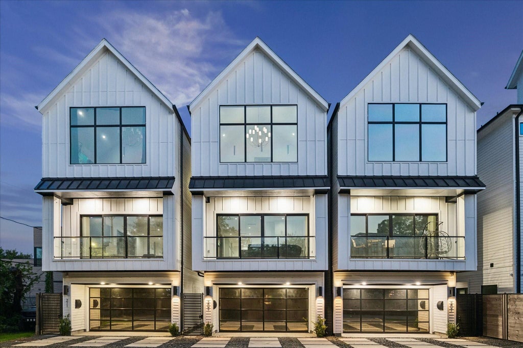 Photo of 209 W 10th 1/2 Street, Houston, TX 77008 (MLS # 72138791)