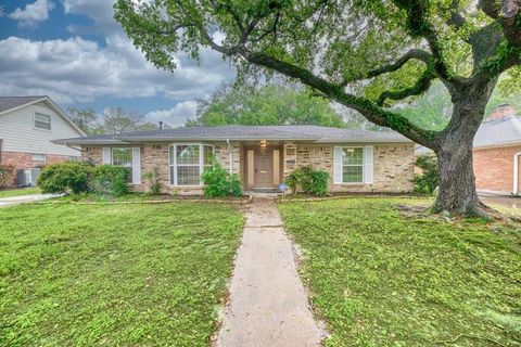 Photo of 5722 Cheltenham Drive, Houston, TX 77096 (MLS # 17432175)