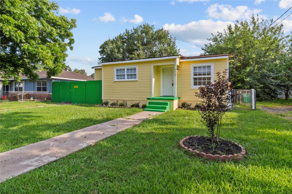Photo of 605 Pearl Street, Baytown, TX 77520 (MLS # 23567833)