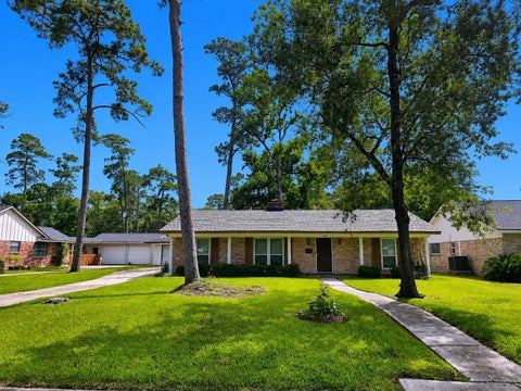 Homes For Sale - 3040 Longwood Lane<br/> Dickinson, TX 77539
