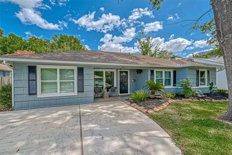 Photo of 2210 Saxon Drive, Houston, TX 77018 (MLS # 89962222)