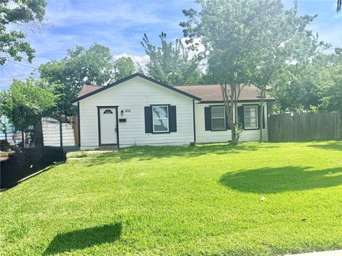 Photo of 1315 Bernard Street, Pasadena, TX 77506 (MLS # 71700858)