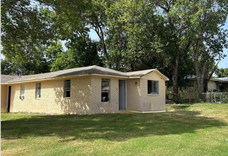 Photo 1 of 11 — 819 E Guadalupe St, La Grange, TX 78945