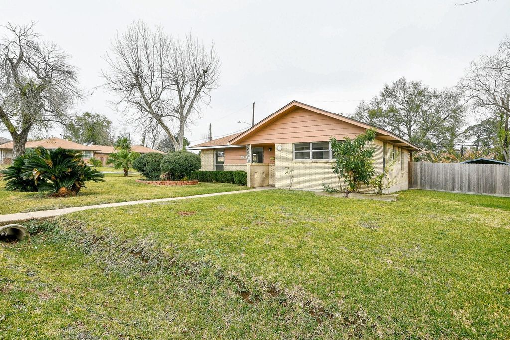 Photo of 901 Redondo Drive, Houston, TX 77015 (MLS # 70913128)