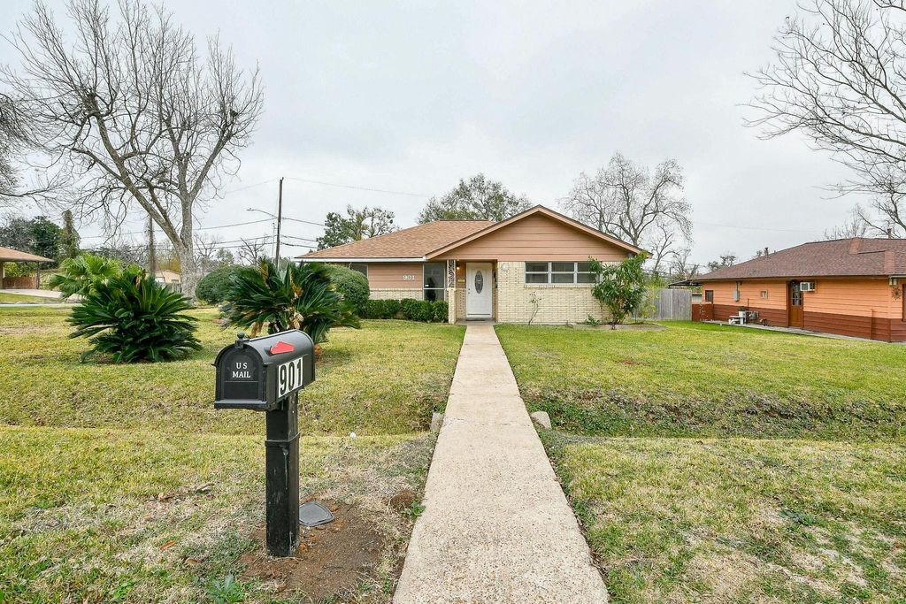 Photo of 901 Redondo Drive, Houston, TX 77015 (MLS # 70913128)