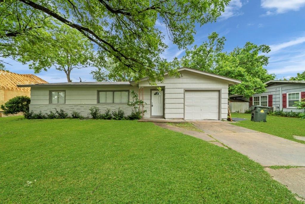 Photo of 207 W Saunders Street, League City, TX 77573 (MLS # 66012611)