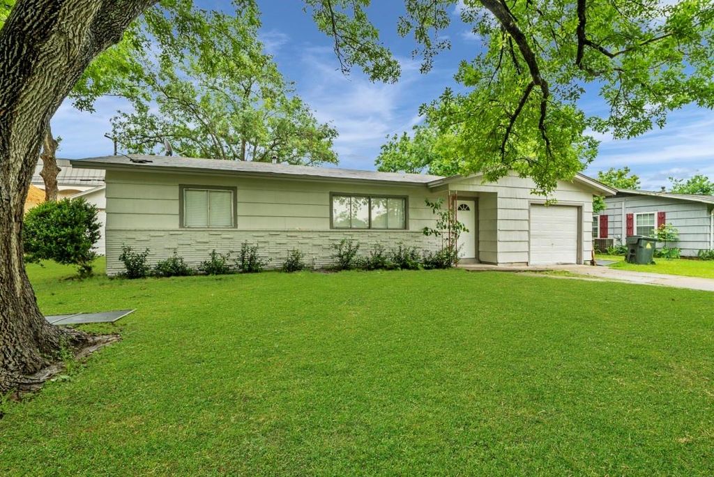 Photo of 207 W Saunders Street, League City, TX 77573 (MLS # 66012611)